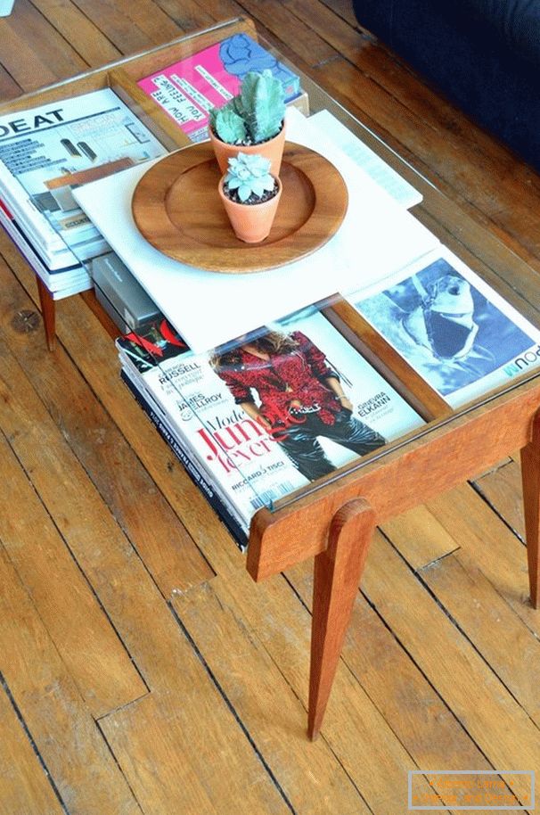 Magazines dans la table sous le verre