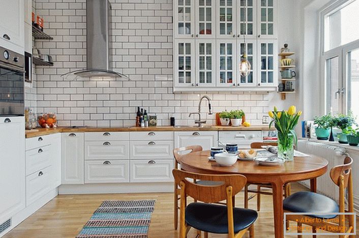 L'intérieur de la cuisine est fait dans le style scandinave, qui s'exprime dans un design blanc et calme. 