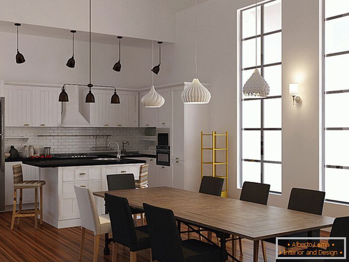 Un exemple d'éclairage bien choisi pour la cuisine dans un style scandinave. Pour éclairer les zones de restauration et de travail, différents modèles de lustres de plafond sont utilisés. 
