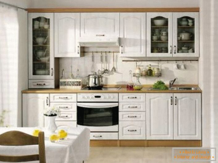 Un design de cuisine simple et modeste dans le style scandinave est un excellent exemple de décoration élégante.