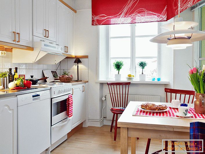 La couleur blanche associée au rouge noble améliore visuellement la cuisine. Les accents lumineux et saturés rendent la pièce élégante et créative. 