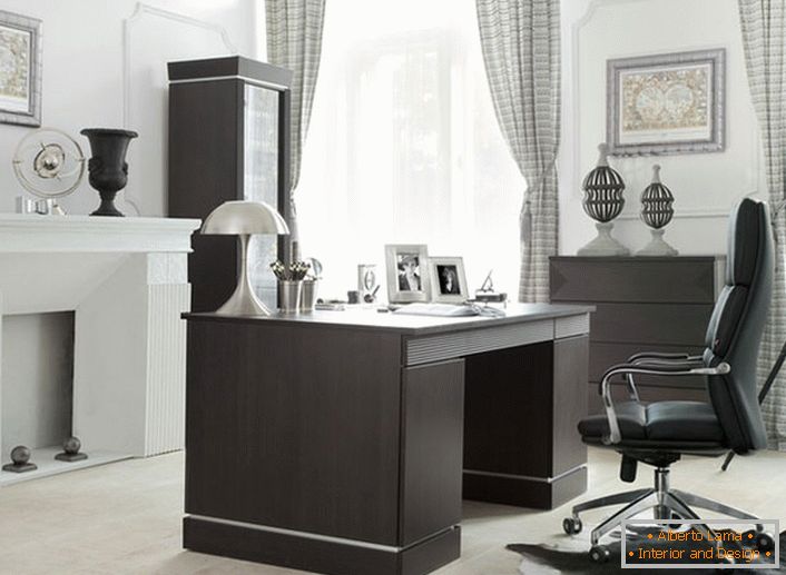 Le designer de mobilier est intéressé à travailler sur des projets dans le style Art Nouveau. La tâche principale est de combiner les caractéristiques du style avec des meubles simplement confortables et ergonomiques.