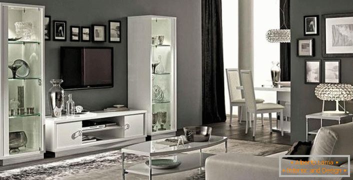 Élégant mobilier lumineux contre un intérieur gris clair.