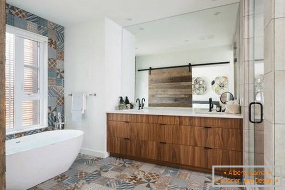 Carrelage en patchwork dans la photo de la salle de bain