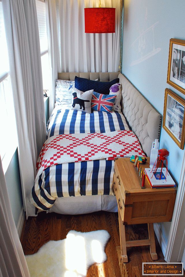 Une table de chevet près du lit dans une petite chambre