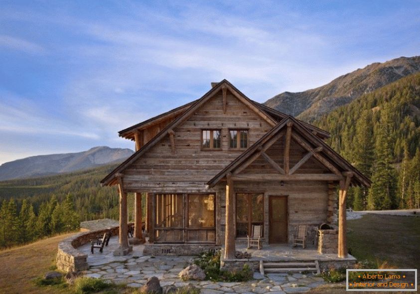 Maison en bois de luxe dans les montagnes