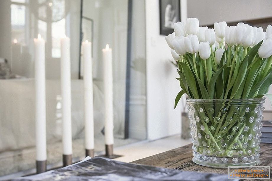 Un bouquet de tulipes sur une table basse