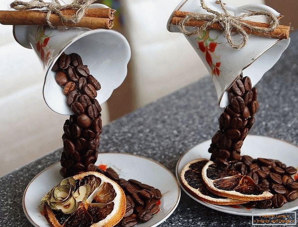 Tasses avec café, cannelle et oranges séchées