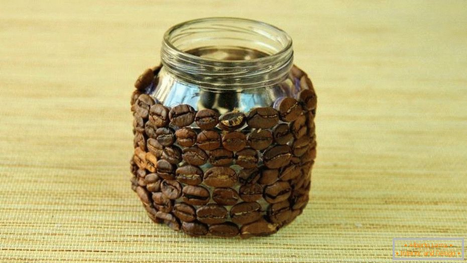 Une boîte de café en grains
