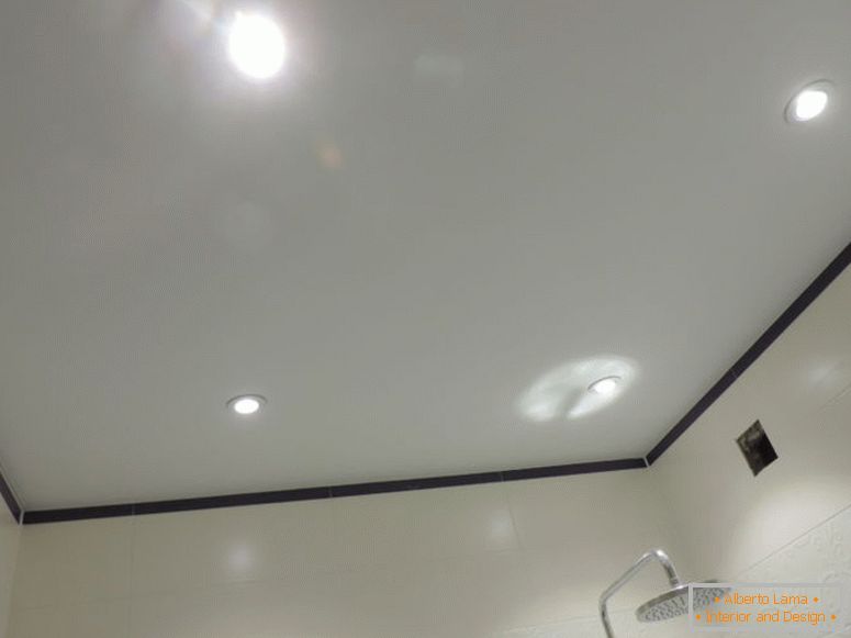 Plafonds suspendus dans la salle de bain - 130 idées photo