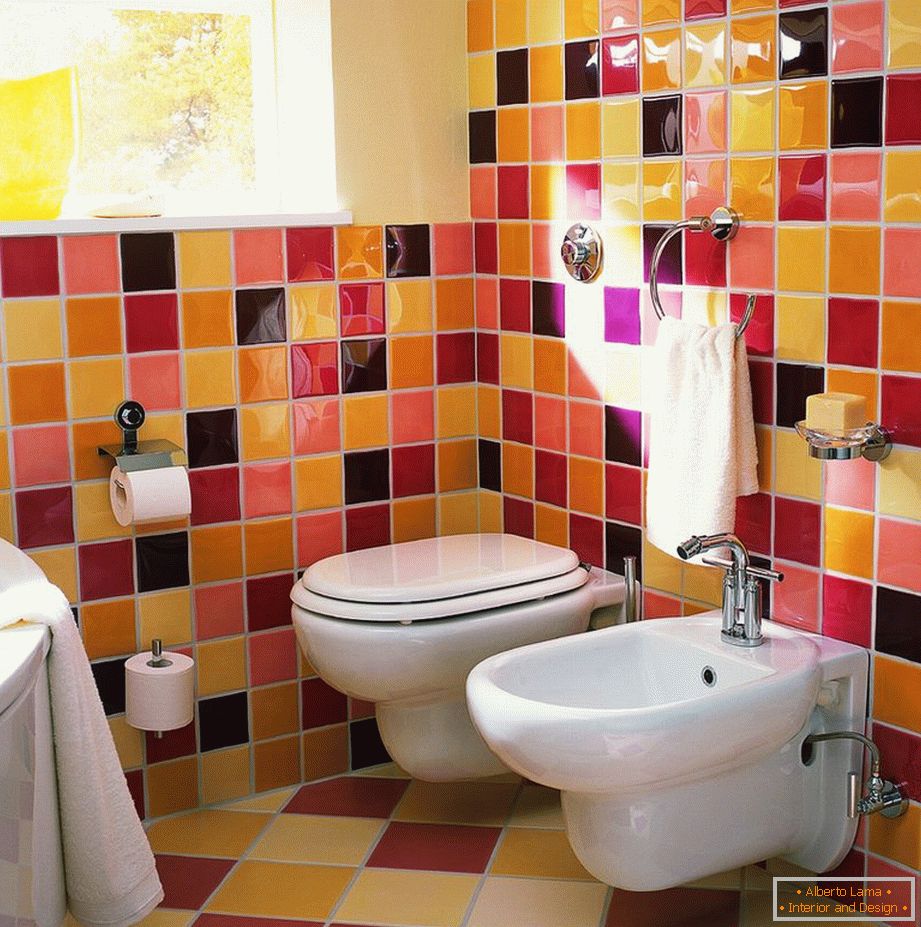 Salle de bain élégante avec des toilettes suspendues