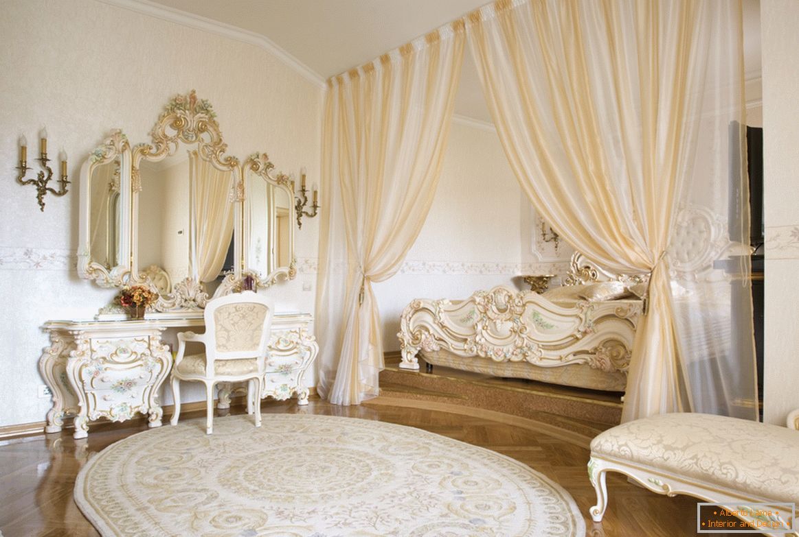 Les miroirs d'encadrement et les éléments décoratifs des meubles sont fabriqués dans un style avec l'utilisation de l'or. Pour gagner de la place, le lit est caché dans une niche encadrée de rideaux.