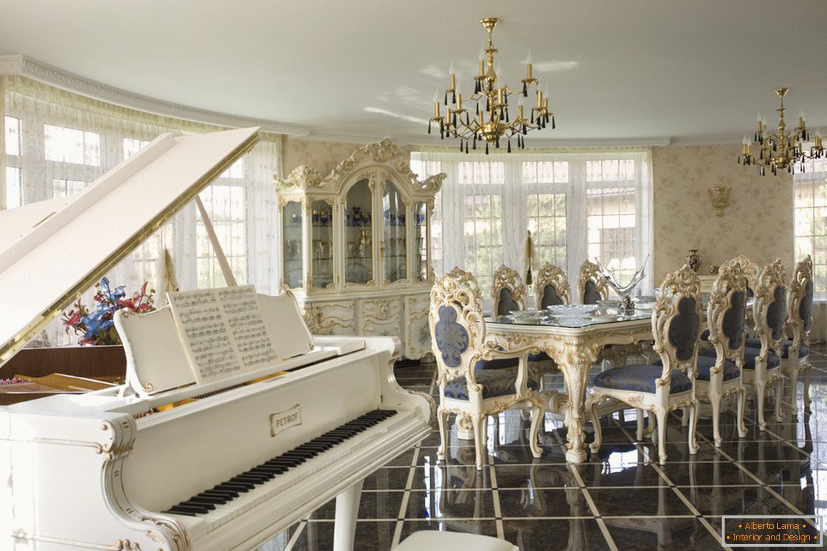 Une salle à manger spacieuse de style baroque. Le propriétaire d'une maison de campagne joue très probablement du piano, ce qui s'intègre parfaitement dans l'image globale de l'intérieur.