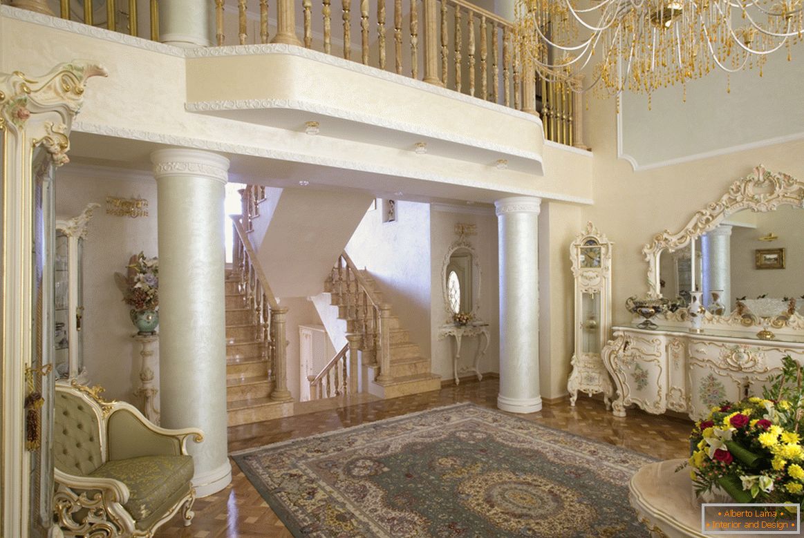 Le salon de style baroque est remarquable pour les colonnes avec un petit balcon d’action au deuxième étage.
