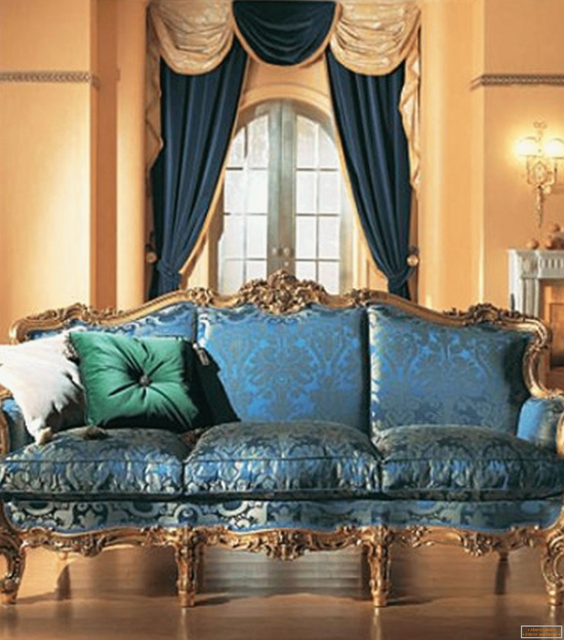 La combinaison de couleurs contrastées dans la décoration du salon dans le style baroque.