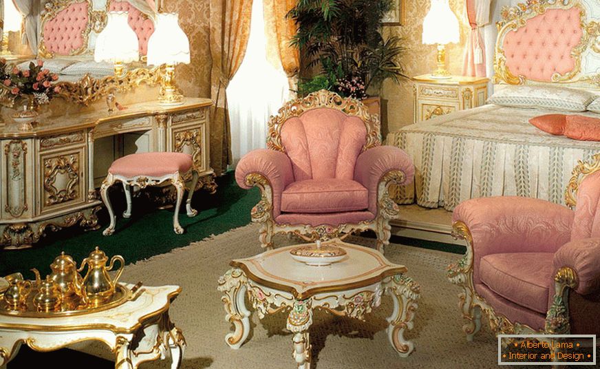 Une douce chambre de style baroque aux tons roses.