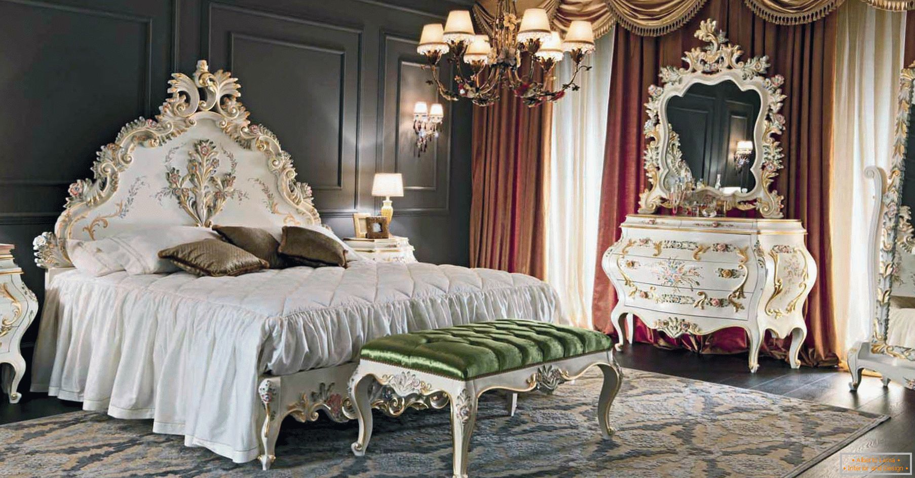 Pour décorer la chambre, un contraste de couleurs marron foncé, or, rouge et blanc a été utilisé. Le mobilier est choisi selon le style du baroque.