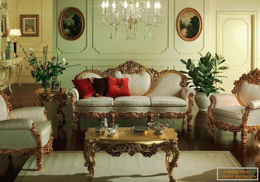 La chambre est dans des tons olive doux. Les meubles à dos et jambes sculptés sont assortis au style baroque.