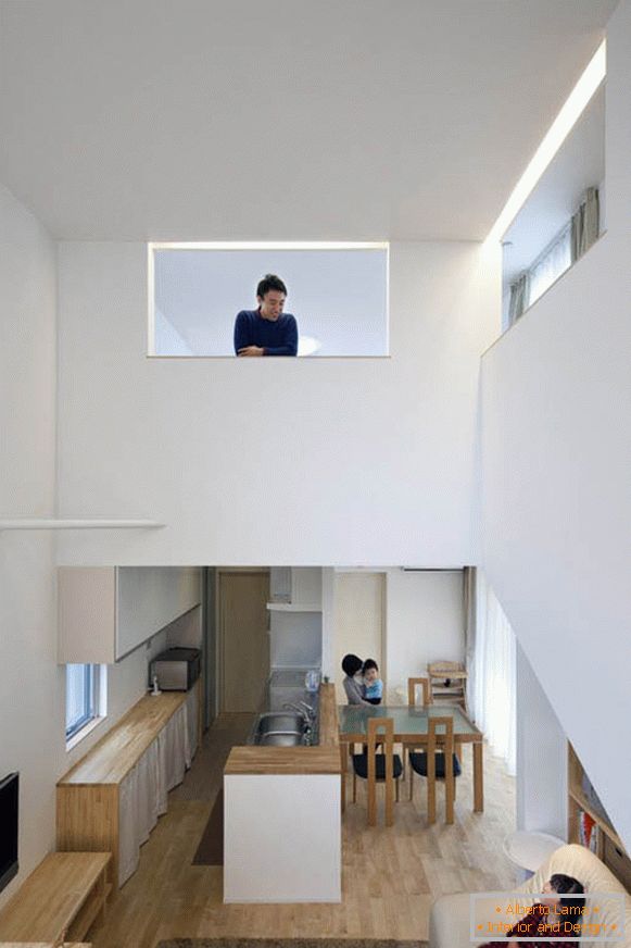 Balcons internes dans un appartement à deux niveaux