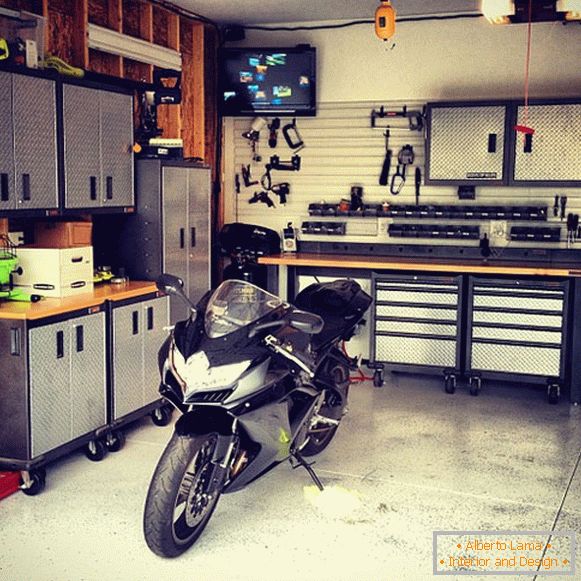 Moto à l'intérieur d'un garage