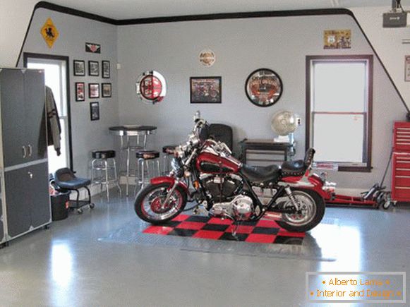 Moto à l'intérieur d'un garage