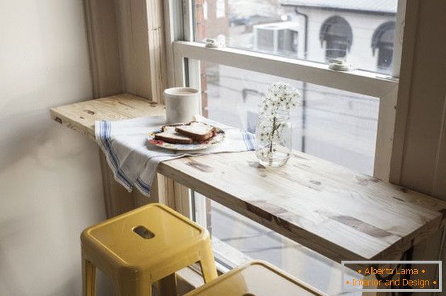 Table et tabourets à la fenêtre