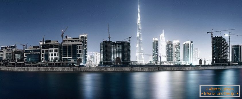 Dubaï en construction dans l'éclairage de nuit