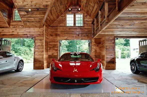 Voitures de luxe dans un garage en bois