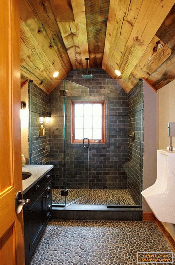 Salle de bain avec décor bois et pierre