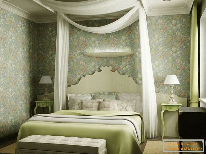 Une caractéristique remarquable de la conception de la chambre était un auvent en tissu blanc translucide sur le lit. Un design léger et romantique est idéal pour la chambre d'un jeune couple.