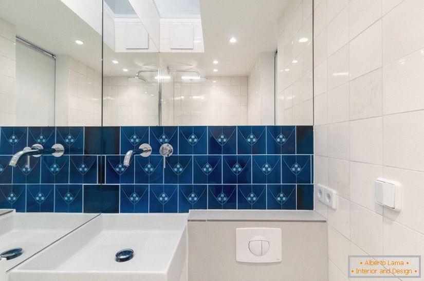 Carreaux bleus dans une salle de bain blanche