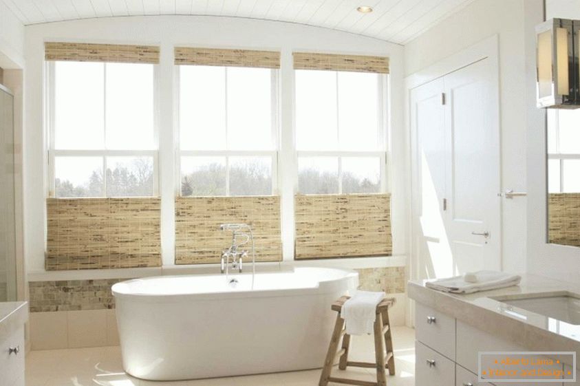 Salle de bain chère avec des matériaux naturels et de grandes fenêtres