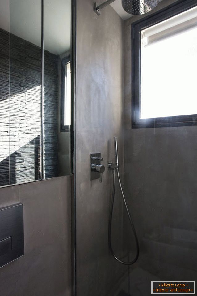 Une salle de bain d'un petit studio