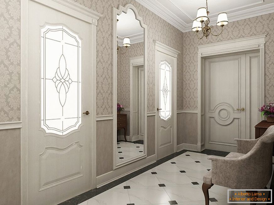 Murs clairs dans le couloir dans le style classique