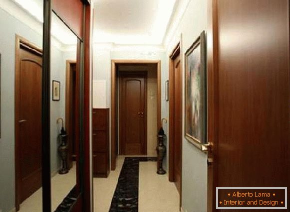 couloir dans un couloir étroit avec un compartiment penderie, photo 20