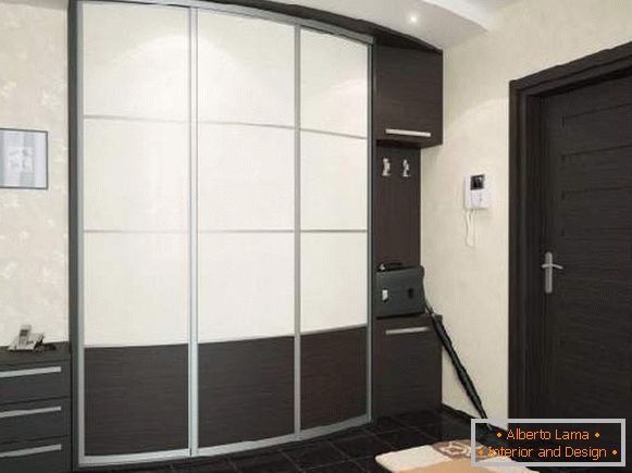 couloirs dans un couloir avec une armoire, photo 3