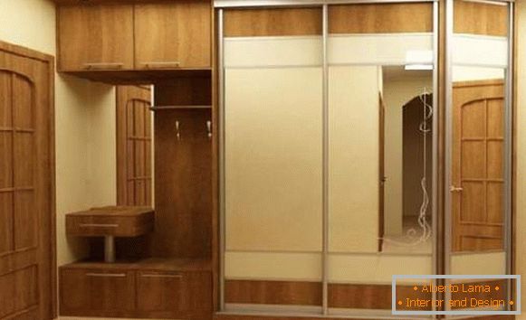 couloirs dans un couloir avec une armoire et un miroir, photo 4