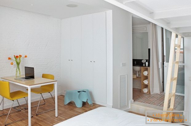 Projet d'un mini appartement: un coin de travail dans la chambre