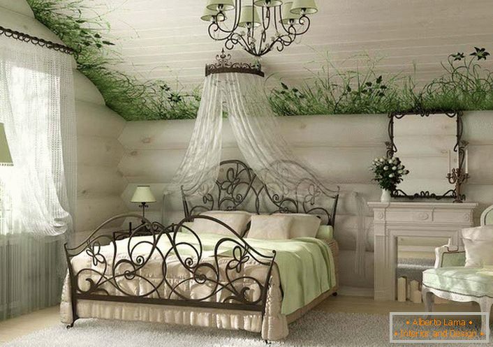 Une chambre spacieuse et lumineuse dans le style campagnard se distingue par une finition au plafond spéciale, le long de laquelle la verdure fraîche avec des fleurs rares est représentée.