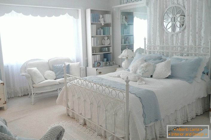 Chambre lumineuse pour dormir dans un style campagnard. Excellente option pour décorer une chambre d'amis.