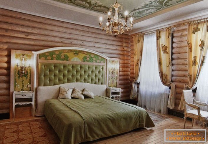 Les murs de la chambre dans les meilleures traditions du pays sont décorés avec une cabane en bois naturel. Cependant, sans motifs floraux encore nulle part. Des rideaux beige clair ornent un motif floral rare.