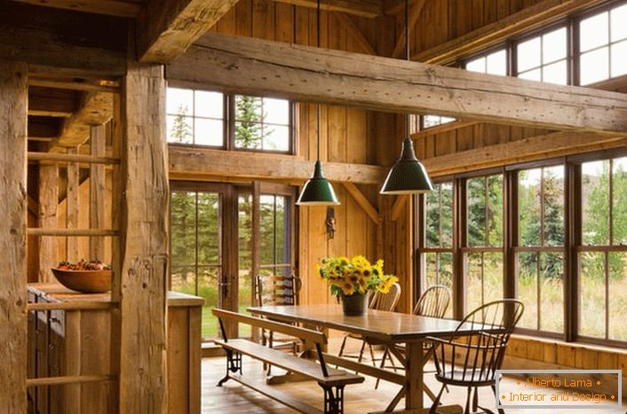 Une salle à manger confortable dans un style campagnard dans une grande maison de campagne. Simplicité d'enregistrement, concept simple, matériaux de finition naturels.