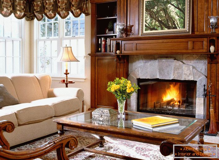 Le mobilier d'une cheminée en pierre naturelle est harmonieusement associé à un mur d'arbre pour un salon, car le style campagnard est remarquable pour l'enregistrement des matériaux naturels. 
