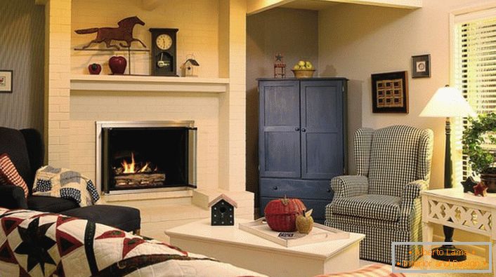 Salon modeste dans le style campagnard pour les amateurs de confort à la maison.