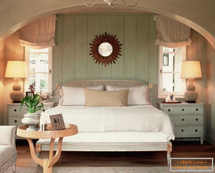 Chambre familiale en style campagnard. La chaleur de la maison est soulignée au mieux par un lit moelleux et volumétrique recouvert d’oreillers.