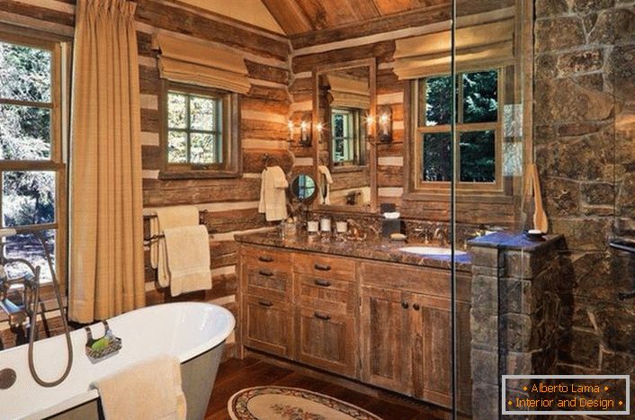 Salle de bain en pays campagnard avec des meubles bien choisis. Une idée de design intéressante est une fenêtre avec un cadre en bois au-dessus de la salle de bain.