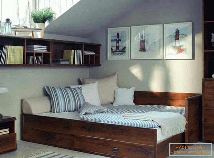 Pays moderne dans la chambre. Le mobilier fonctionnel en bois ne rend pas la pièce encombrée.