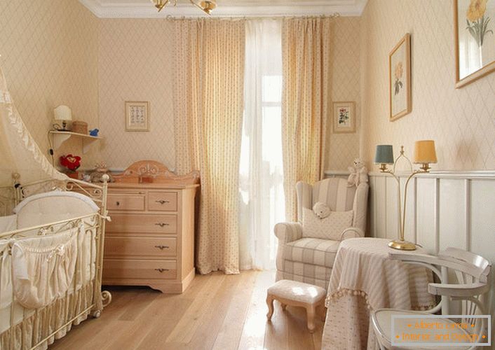 Des appartements délicats pour un nouveau-né dans le style campagnard.