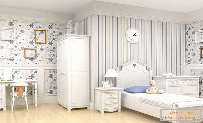 Une chambre spacieuse dans un style campagnard pour un enfant. Un mobilier moderne et stylé dans un style rustique est décoré avec des cadres vides - une étape de conception créative.