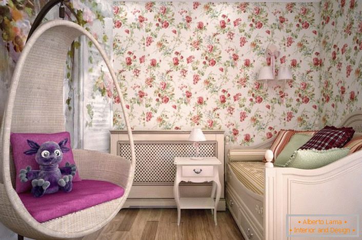 La chambre d'une jeune femme est décorée dans un style campagnard. Dans les meilleures traditions de style, le designer a utilisé du papier peint avec un ornement floral.